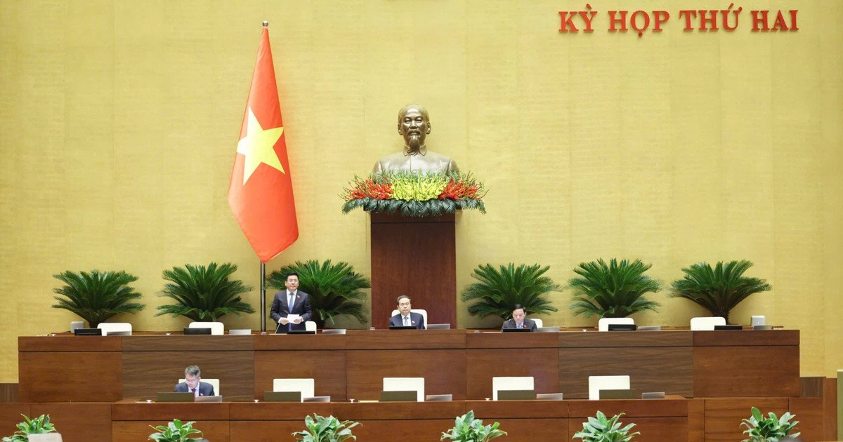 Ph&oacute; Chủ tịch Quốc hội Nguyễn Hồng Di&ecirc;n điều h&agrave;nh phi&ecirc;n họp ở hội trường s&aacute;ng 22/10. (Ảnh: DUY LINH)