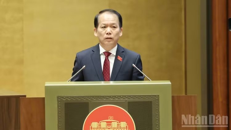 Thừa ủy quyền của Thủ tướng, Bộ trưởng Tư ph&aacute;p Ho&agrave;ng Thanh T&ugrave;ng tr&igrave;nh b&agrave;y Tờ tr&igrave;nh dự &aacute;n Luật Kinh doanh bất động sản (sửa đổi). (Ảnh: DUY LINH)