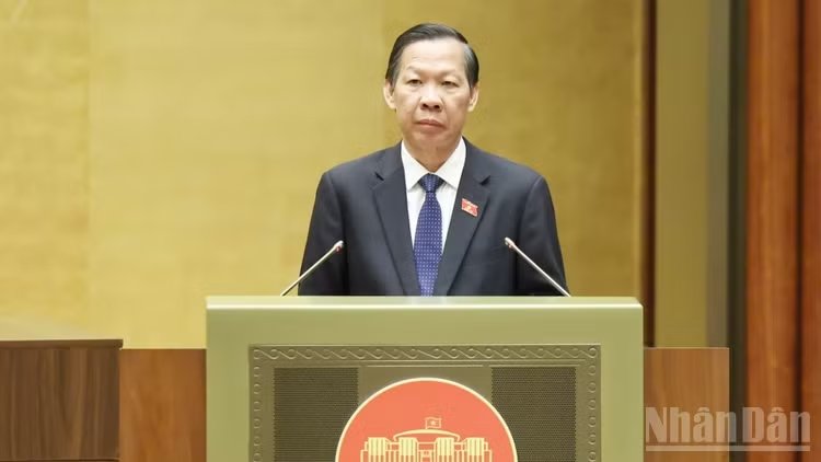 Chủ nhiệm Ủy ban Kinh tế v&agrave; T&agrave;i ch&iacute;nh Phan Văn M&atilde;i tr&igrave;nh b&agrave;y B&aacute;o c&aacute;o thẩm tra. (Ảnh: DUY LINH)
