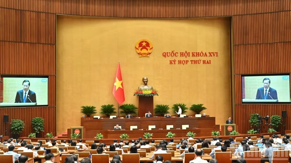 Quốc hội l&agrave;m việc tại hội trường nghe Tờ tr&igrave;nh v&agrave; B&aacute;o c&aacute;o thẩm tra dự &aacute;n Luật Kinh doanh bất động sản (sửa đổi). (Ảnh: DUY LINH)