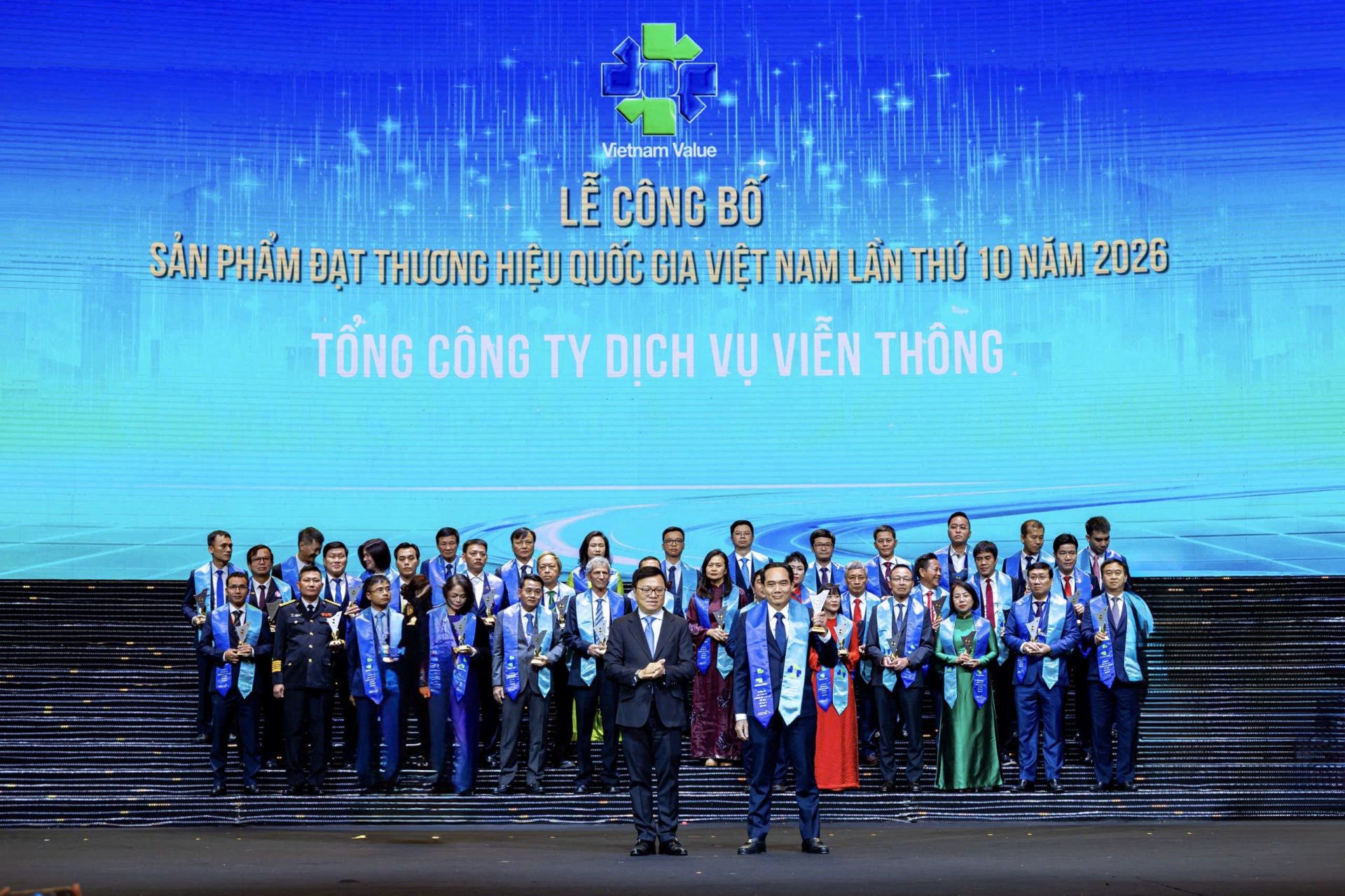 &Ocirc;ng Lưu Thanh Huy, Ph&oacute; tổng gi&aacute;m đốc - đại diện TCT VNPT-VinaPhone, nhận giải thưởng cho ba dịch vụ: VinaPhone 5G, Internet VNPT v&agrave; VNPT E-Learning.