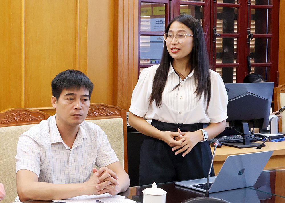 Đại diện Công ty cổ phần đầu tư Kỷ nguyên mới giải đáp một số ý kiến tại hội nghị. Đại diện Công ty cổ phần đầu tư Kỷ nguyên mới giải đáp một số ý kiến tại hội nghị.