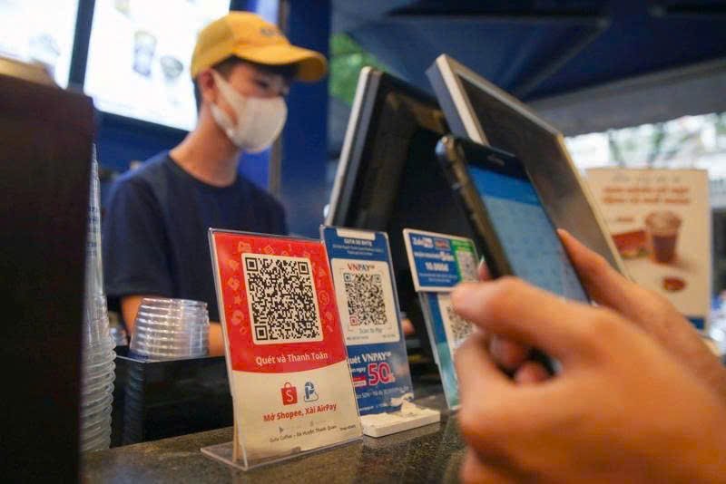 Phường Láng đẩy mạnh hỗ trợ hộ kinh doanh ứng dụng thanh toán điện tử và nộp thuế số, góp phần thúc đẩy chuyển đổi số tại địa phương. Phường Láng đẩy mạnh hỗ trợ hộ kinh doanh ứng dụng thanh toán điện tử và nộp thuế số, góp phần thúc đẩy chuyển đổi số tại địa phương.