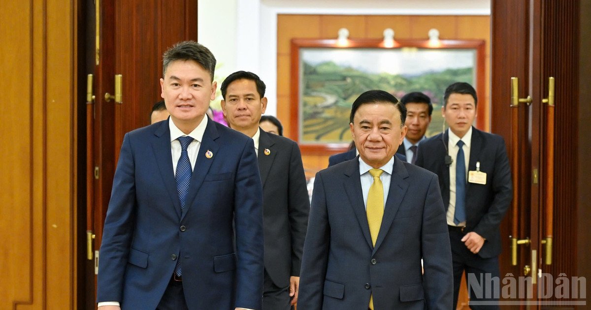 Thường trực Ban B&iacute; thư Trần Cẩm T&uacute; tiếp đo&agrave;n đại biểu Trung ương Đo&agrave;n Thanh ni&ecirc;n Nh&acirc;n d&acirc;n C&aacute;ch mạng L&agrave;o do đồng ch&iacute; Thongly Sisoulith, Ủy vi&ecirc;n Trung ương Đảng Nh&acirc;n d&acirc;n C&aacute;ch mạng L&agrave;o, B&iacute; thư Ban Chấp h&agrave;nh Trung ương Đo&agrave;n Thanh ni&ecirc;n Nh&acirc;n d&acirc;n C&aacute;ch mạng L&agrave;o dẫn đầu, đang thăm l&agrave;m việc tại Việt Nam. (Ảnh: THỦY NGUY&Ecirc;N)