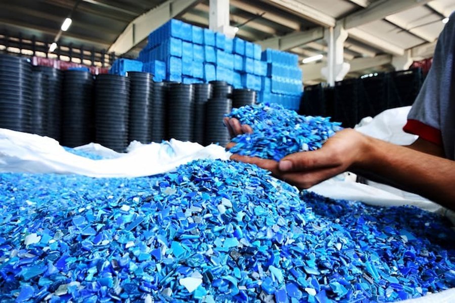 Doanh nghiệp ng&agrave;nh nhựa tăng cường sử dụng nguy&ecirc;n liệu t&aacute;i chế, hướng tới m&ocirc; h&igrave;nh sản xuất tuần ho&agrave;n.