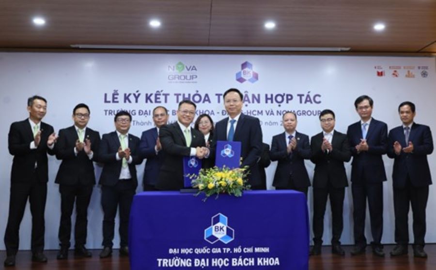 &Ocirc;ng Cao Trần Duy Nam - Ph&oacute; tổng gi&aacute;m đốc NovaGroup (tr&aacute;i) v&agrave; GS. TS Mai Thanh Phong - Hiệu trưởng Trường Đại học B&aacute;ch khoa - Đại học Quốc gia TP.HCM k&yacute; kết thỏa thuận hợp t&aacute;c chiến lược ng&agrave;y 22/10