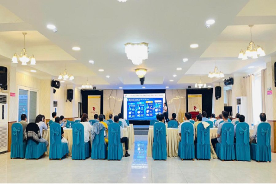 Quang cảnh lớp tập huấn tạo không gian để các chủ thể kinh doanh, hộ gia đình, cá nhân, thành viên Hợp tác xã cùng trao đổi, chia sẻ kinh nghiệm, trực tiếp thực hành và nhận diện những lợi ích thiết thực mà chuyển đổi số mang lại. (Ảnh: LMHTX) Quang cảnh lớp tập huấn tạo không gian để các chủ thể kinh doanh, hộ gia đình, cá nhân, thành viên Hợp tác xã cùng trao đổi, chia sẻ kinh nghiệm, trực tiếp thực hành và nhận diện những lợi ích thiết thực mà chuyển đổi số mang lại. (Ảnh: LMHTX)
