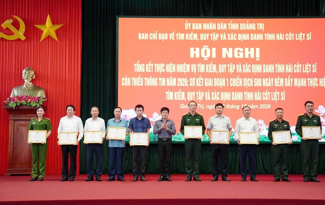 UBND tỉnh Quảng Trị tặng bằng khen cho c&aacute;c tập thể v&agrave; c&aacute; nh&acirc;n c&oacute; nhiều th&agrave;nh t&iacute;ch trong c&ocirc;ng t&aacute;c t&igrave;m kiếm, quy tập v&agrave; x&aacute;c định danh t&iacute;nh h&agrave;i cốt liệt sĩ