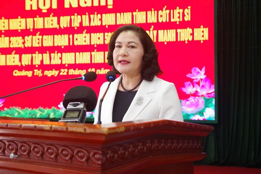 Thứ trưởng Bộ Nội vụ Nguyễn Thị H&agrave; ph&aacute;t biểu tại hội nghị