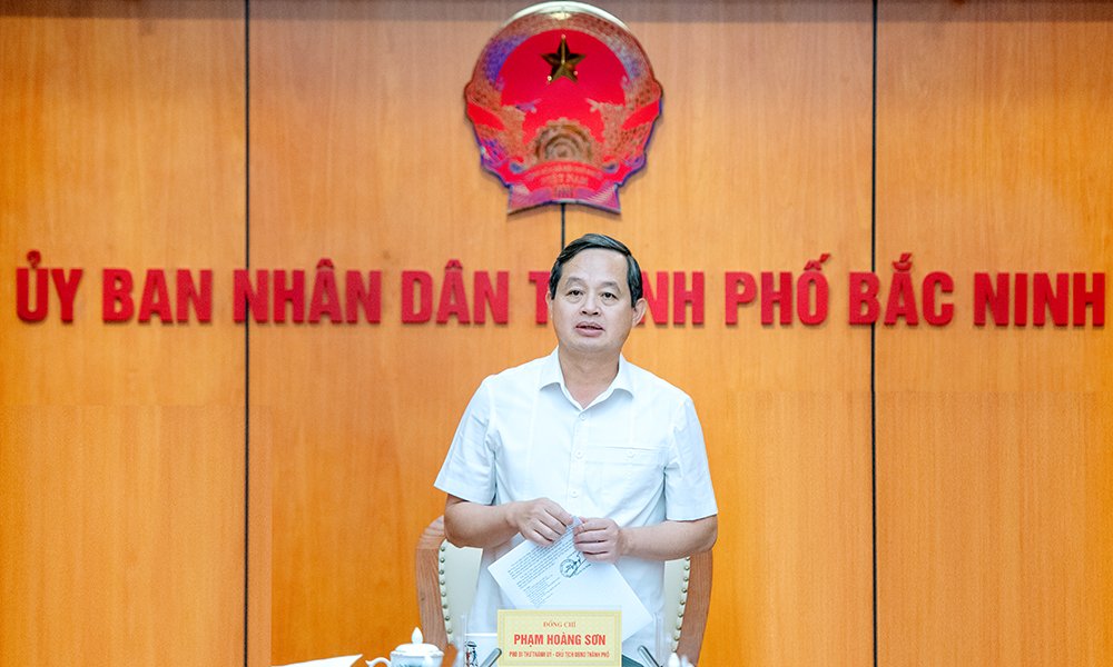 Đồng chí Phạm Hoàng Sơn, Chủ tịch UBND thành phố bắc Ninh phát biểu tại buổi làm việc. Đồng chí Phạm Hoàng Sơn, Chủ tịch UBND thành phố bắc Ninh phát biểu tại buổi làm việc.