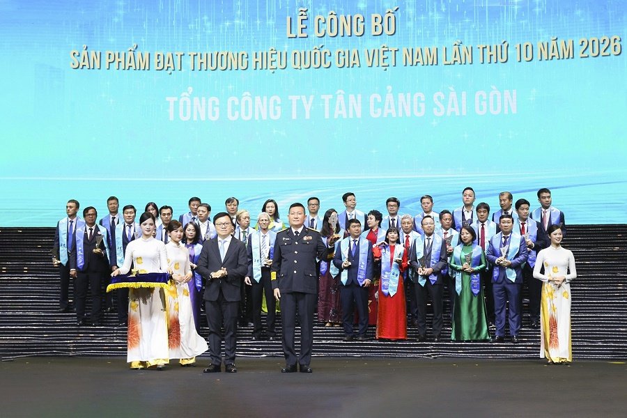Đại t&aacute; V&otilde; Ho&agrave;i Nam, Ph&oacute; Tổng gi&aacute;m đốc nhận thương hiệu Quốc gia lần thứ 9 li&ecirc;n tiếp cho Tổng c&ocirc;ng ty T&acirc;n Cảng S&agrave;i G&ograve;n