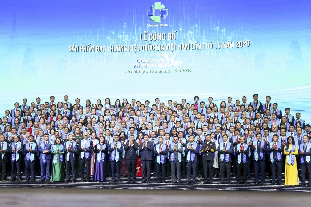 Thủ tướng Ch&iacute;nh phủ L&ecirc; Minh Hưng chụp ảnh lưu niệm với c&aacute;c doanh nghiệp ti&ecirc;u biểu