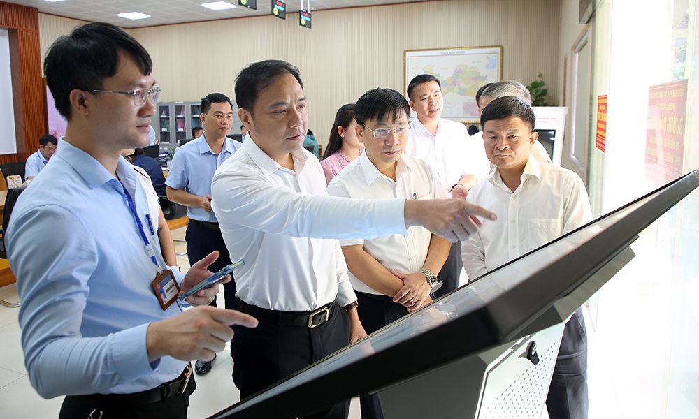Phó Chủ tịch UBND thành phố Đào Thanh Trường kiểm tra việc triển khai mô hình Trợ lý Nhân dân tại phường Phương Liễu. Phó Chủ tịch UBND thành phố Đào Thanh Trường kiểm tra việc triển khai mô hình Trợ lý Nhân dân tại phường Phương Liễu.