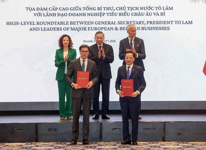 &Ocirc;ng Nguyễn Hữu T&uacute;, Tổng Gi&aacute;m đốc Vinachem v&agrave; &ocirc;ng M. Gert Jan Ten Cate, Ph&oacute; Chủ tịch Tập đo&agrave;n Air Liquide, phụ tr&aacute;ch Khối C&ocirc;ng nghiệp quy m&ocirc; lớn - Ng&agrave;nh kinh doanh to&agrave;n cầu trao MOU trước sự chứng kiến của Tổng B&iacute; thư, Chủ tịch nước T&ocirc; L&acirc;m