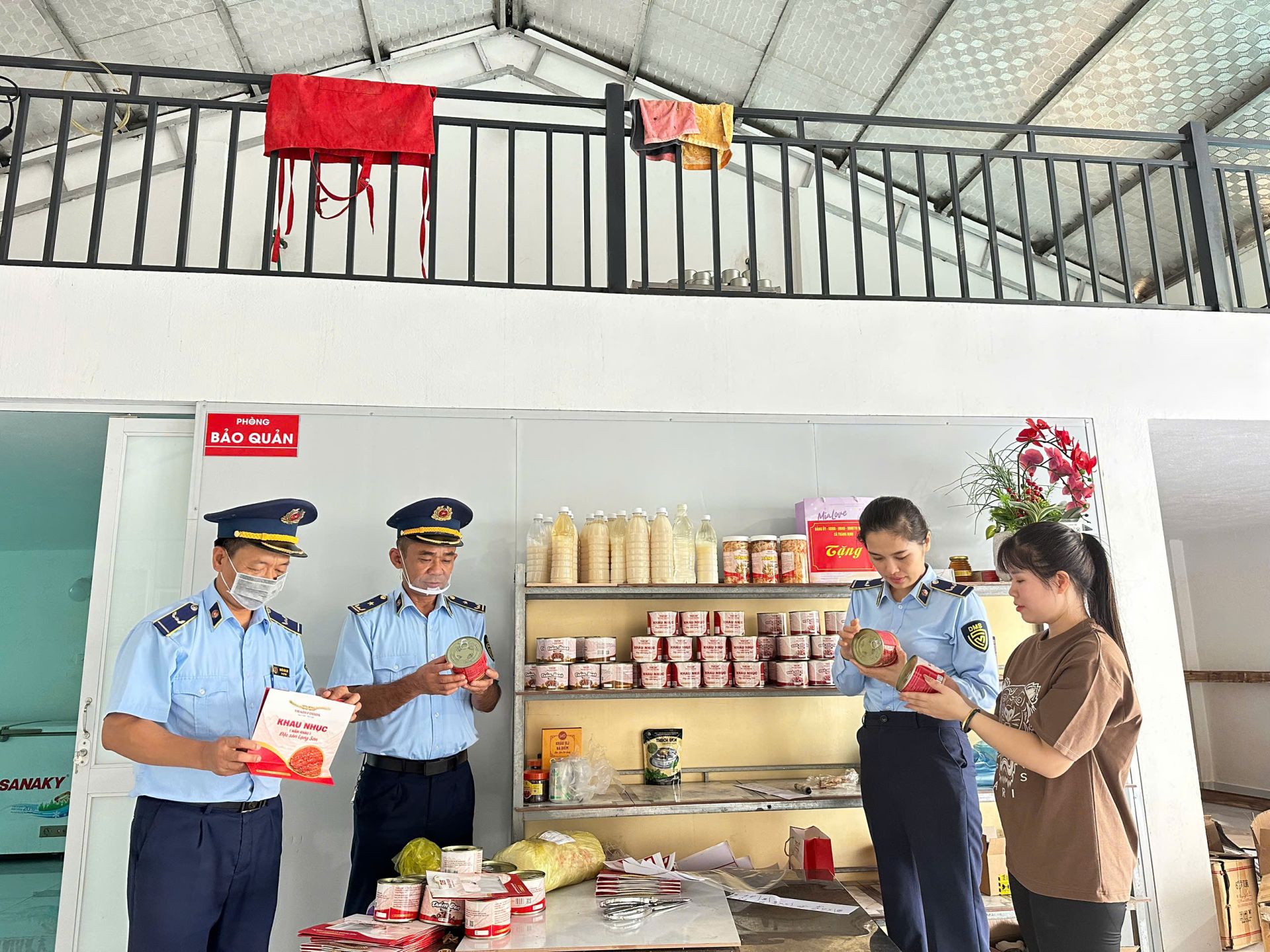 Lực lượng thuộc Đội QLTT số 7 kiểm tra cơ sở sản xuất, kinh doanh kh&acirc;u nhục tr&ecirc;n địa b&agrave;n