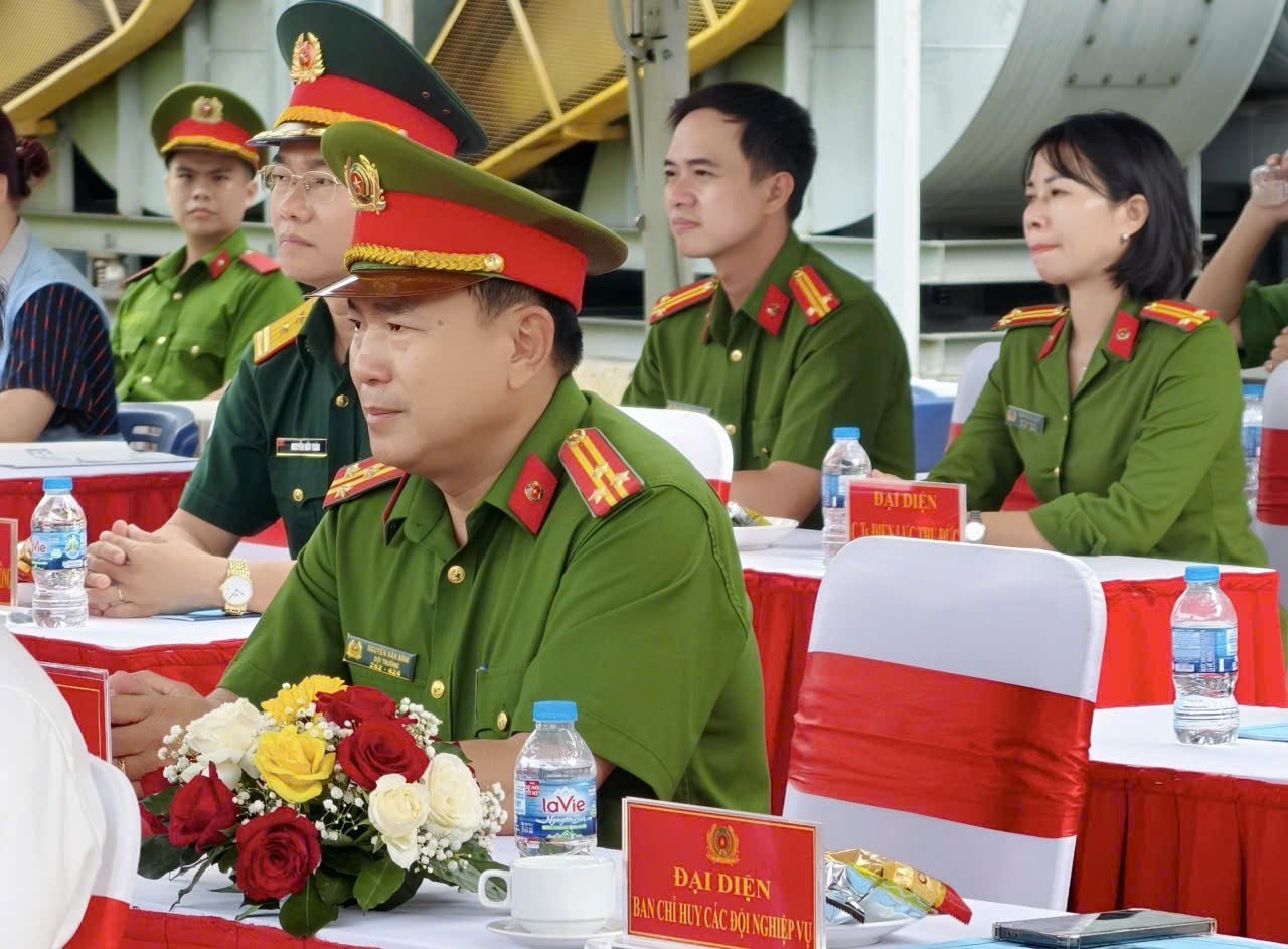 Thượng t&aacute; Nguyễn Văn B&igrave;nh, Đội trưởng Đội Chữa ch&aacute;y v&agrave; Cứu nạn, cứu hộ Khu vực 2, Ph&ograve;ng PC07, C&ocirc;ng an TP.HCM, tham gia chỉ huy v&agrave; tổ chức thực tập phương &aacute;n chữa ch&aacute;y, cứu nạn, cứu hộ tại nh&agrave; m&aacute;y Samsung.