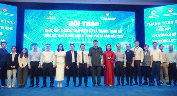 Đại diện c&aacute;c cơ quan quản l&yacute;, chuy&ecirc;n gia v&agrave; cộng đồng doanh nghiệp chụp ảnh lưu niệm tại sự kiện.