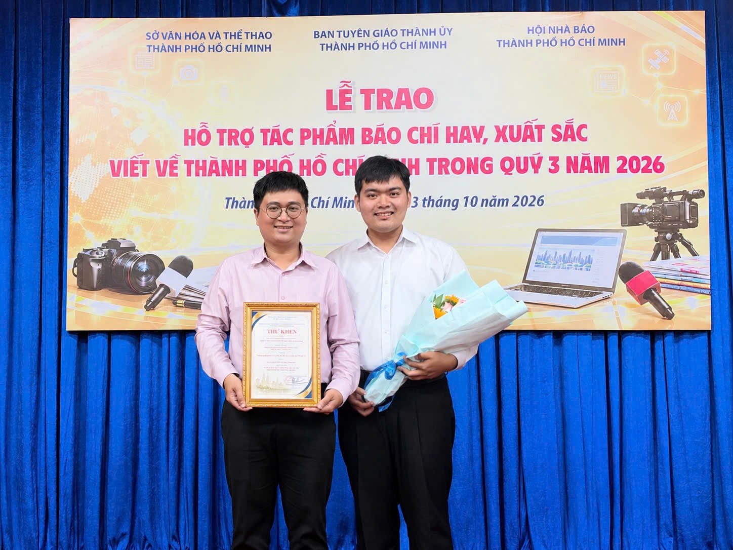 Đại diện nhóm tác giả Tạp chí Thương hiệu và Công luận, phóng viên Trần Minh và phóng viên Xuân Khắc nhận vinh danh tại lễ trao giải các tác phẩm báo chí xuất sắc viết về TP.HCM quý III năm 2026. Đại diện nhóm tác giả Tạp chí Thương hiệu và Công luận, phóng viên Trần Minh và phóng viên Xuân Khắc nhận vinh danh tại lễ trao giải các tác phẩm báo chí xuất sắc viết về TP.HCM quý III năm 2026.