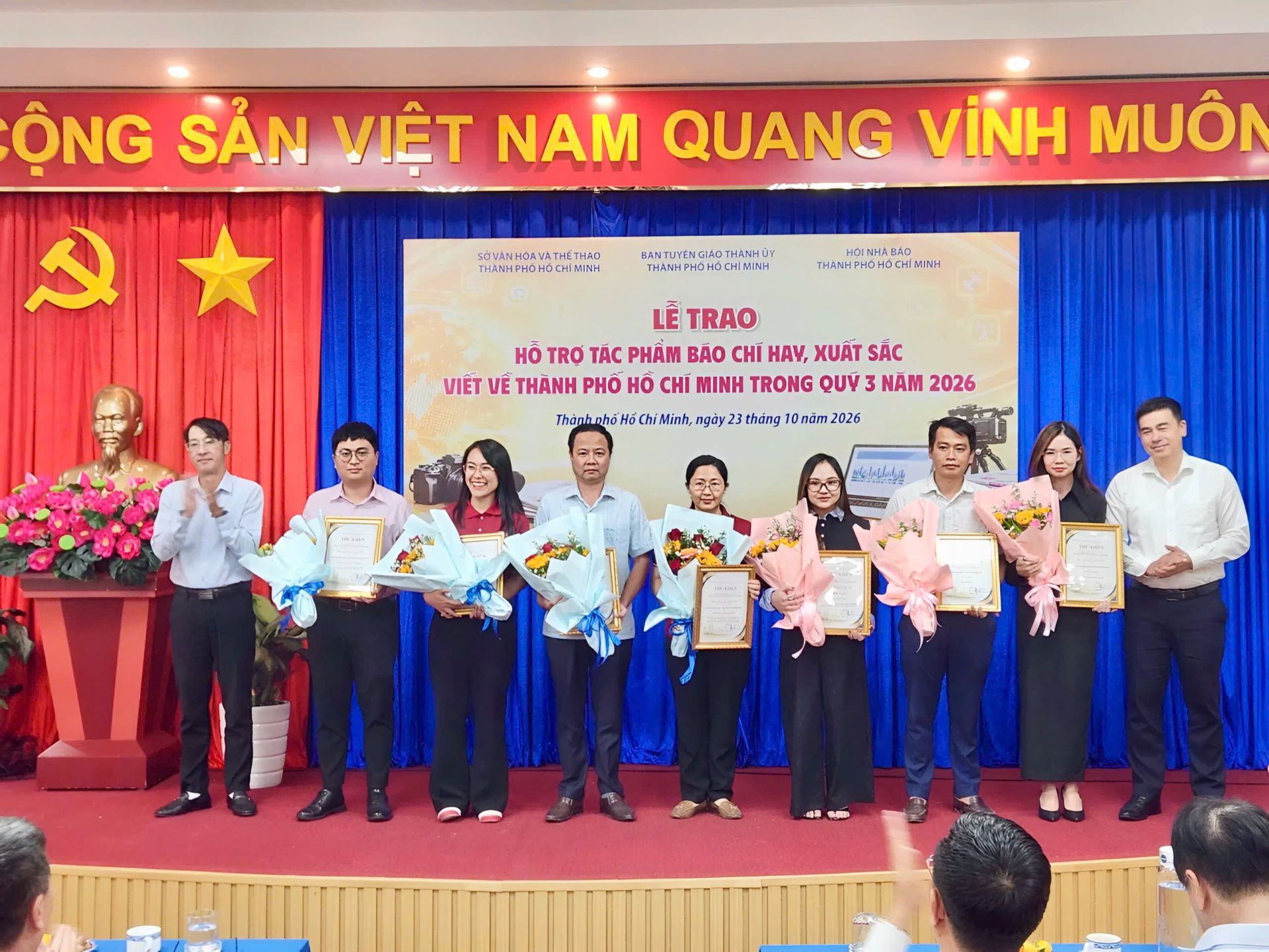 Tuyến bài “Những người giữ an toàn cho bữa ăn của 14 triệu dân TP.HCM” của nhóm tác giả Tạp chí Thương hiệu và Công luận được vinh danh tại lễ trao giải các tác phẩm báo chí xuất sắc viết về TP.HCM quý III năm 2026, ghi dấu nỗ lực phản ánh vấn đề an toàn thực phẩm và bảo vệ sức khỏe cộng đồng. Tuyến bài “Những người giữ an toàn cho bữa ăn của 14 triệu dân TP.HCM” của nhóm tác giả Tạp chí Thương hiệu và Công luận được vinh danh tại lễ trao giải các tác phẩm báo chí xuất sắc viết về TP.HCM quý III năm 2026, ghi dấu nỗ lực phản ánh vấn đề an toàn thực phẩm và bảo vệ sức khỏe cộng đồng.