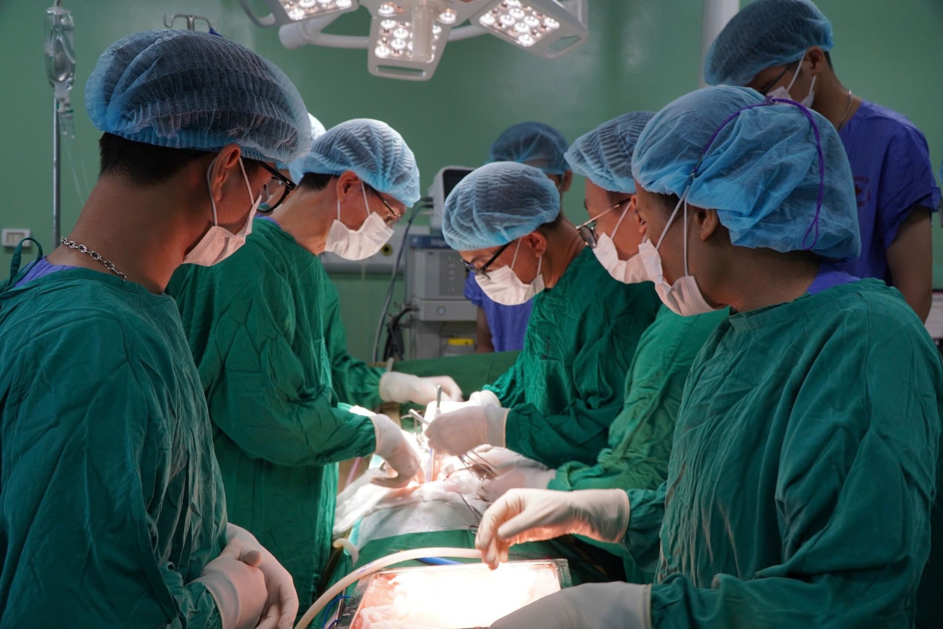 Thực hiện ghép thận bằng phương pháp phẫu thuật lấy thận nội soi Thực hiện ghép thận bằng phương pháp phẫu thuật lấy thận nội soi