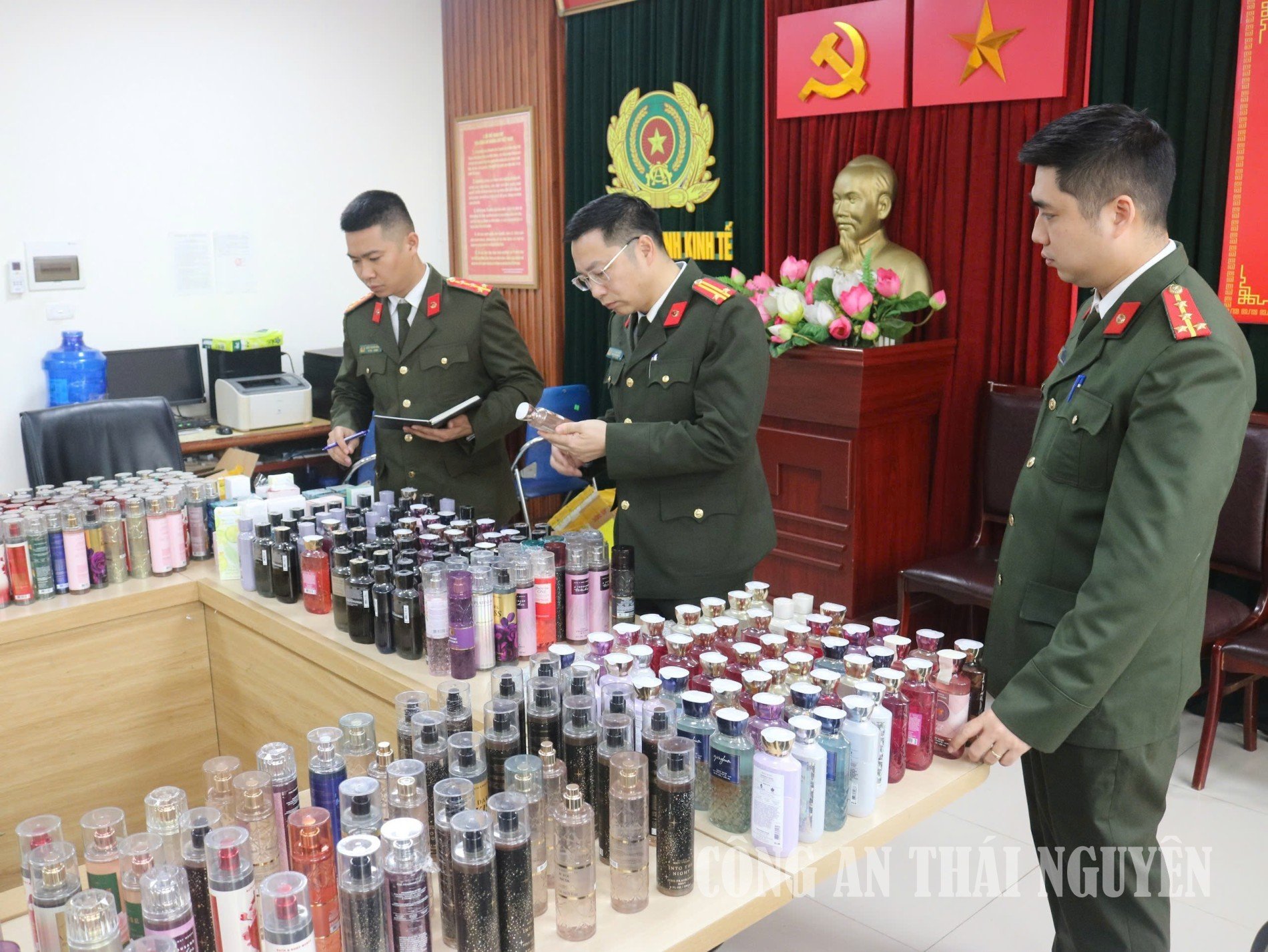 Ph&ograve;ng An ninh Kinh tế, C&ocirc;ng an tỉnh Th&aacute;i Nguy&ecirc;n thu giữ số h&agrave;ng h&oacute;a vi phạm