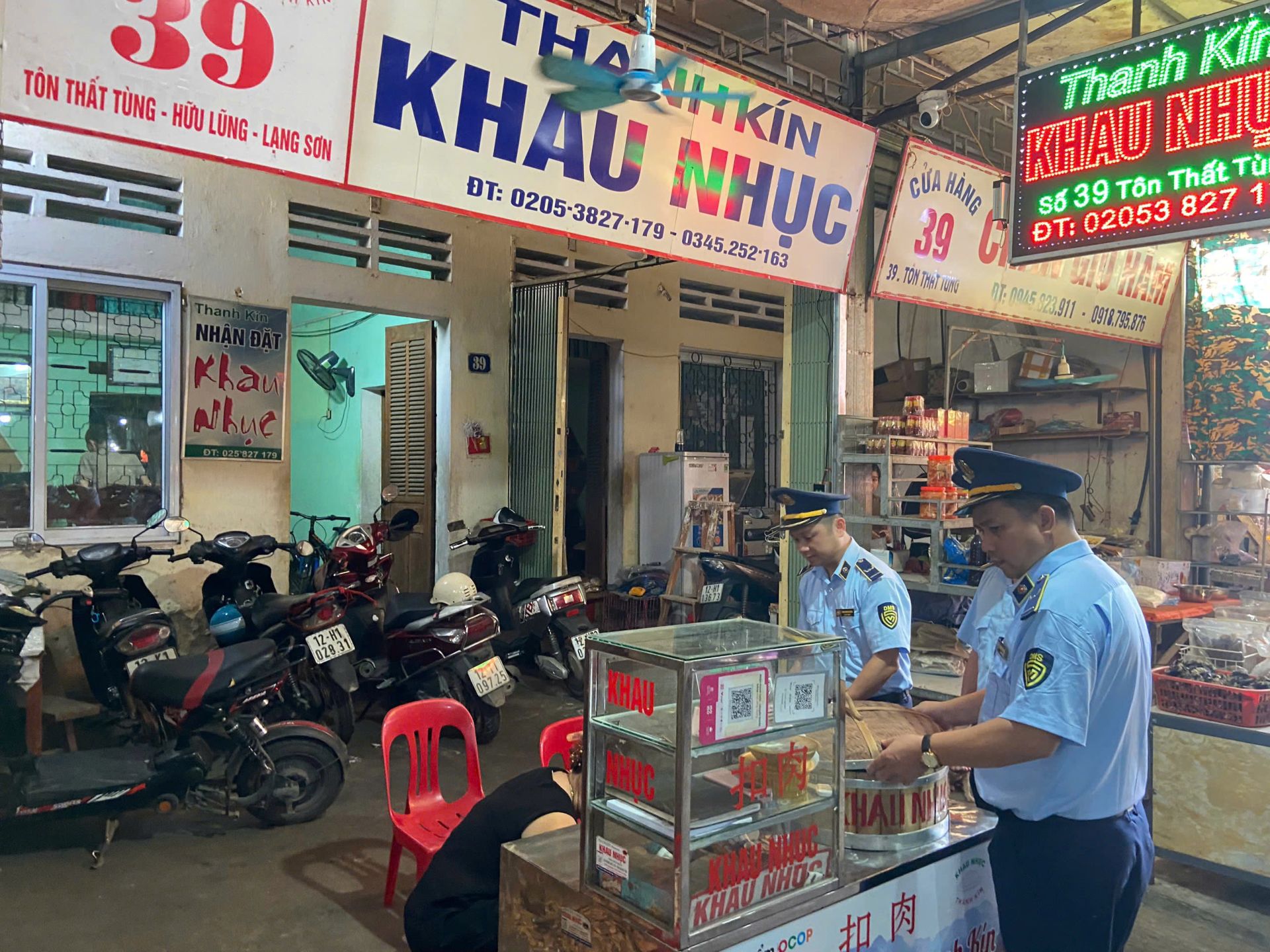 Lực lượng thuộc Đội QLTT số 4 kiểm tra cơ sở kinh doanh kh&acirc;u nhục tr&ecirc;n địa b&agrave;n quả l&yacute;