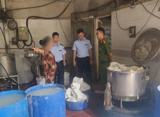Lực lượng chức năng kiểm tra về c&ocirc;ng t&aacute;c đảm bảo vệ sinh an to&agrave;n thực phẩm tại cơ sở sản xuất tr&ecirc;n địa b&agrave;n