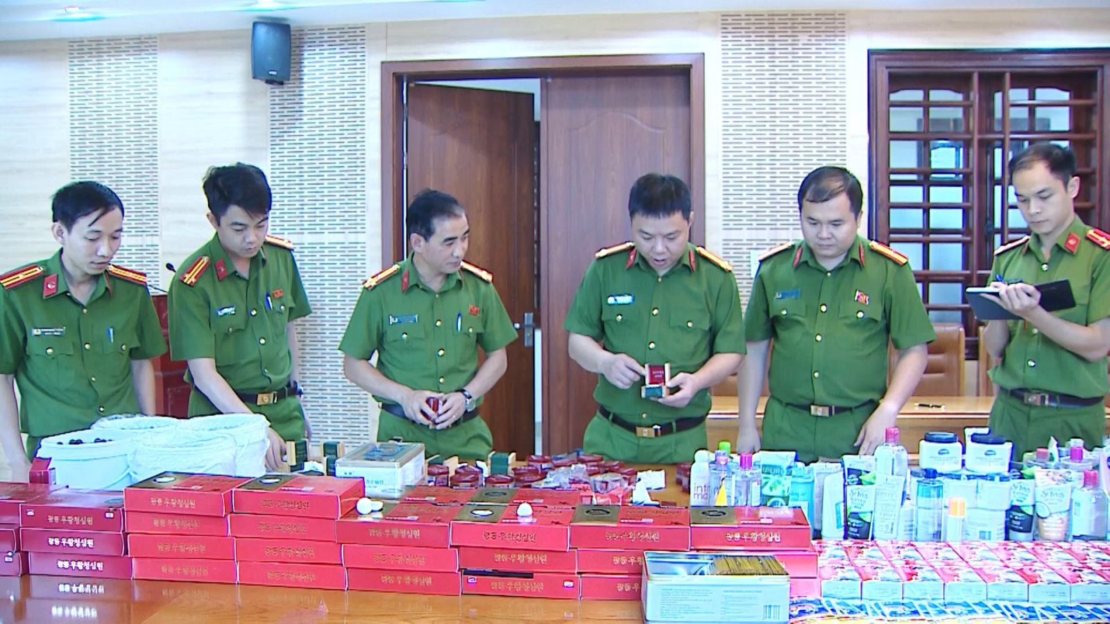 C&ocirc;ng an Thanh H&oacute;a triệt ph&aacute; đường d&acirc;y sản xuất, bu&ocirc;n b&aacute;n thuốc An Cung v&agrave; mỹ phẩm nhập ngoại giả lớn nhất từ trước đến nay