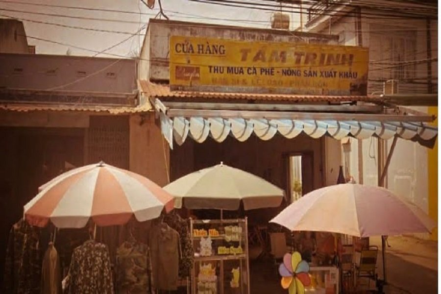 Năm 1991 khởi đầu từ từ cửa h&agrave;ng gạo & ph&acirc;n b&oacute;n gối đầu hỗ trợ b&agrave; con, &ocirc;ng b&agrave; ch&iacute;nh thức chuyển sang thu mua c&agrave; ph&ecirc;, đặt nền m&oacute;ng đầu ti&ecirc;n.