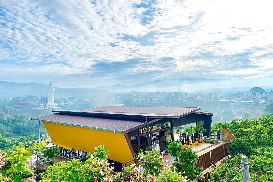 Tại T&aacute;m Tr&igrave;nh Coffee du kh&aacute;ch c&ograve;n c&oacute; thể tự tay rang c&agrave; ph&ecirc;, pha chế thức uống theo hướng dẫn v&agrave; trao đổi trực tiếp với đội ngũ nh&acirc;n vi&ecirc;n về nguy&ecirc;n liệu, kỹ thuật cũng như hương vị.