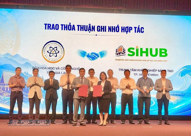Trao thỏa thuận hợp t&aacute;c giữa Sở KH&CN tỉnh Gia Lai v&agrave; Trung t&acirc;m Khởi nghiệp s&aacute;ng tạo TP. Hồ Ch&iacute; Minh.