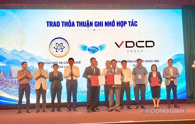 Trao thỏa thuận hợp t&aacute;c giữa Sở KH&CN tỉnh Gia Lai v&agrave; Trung t&acirc;m ĐMST Gia Lai.