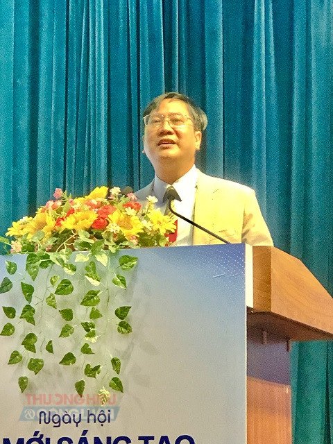 &Ocirc;ng Khổng Quốc Minh tr&igrave;nh b&agrave;y tham luận.