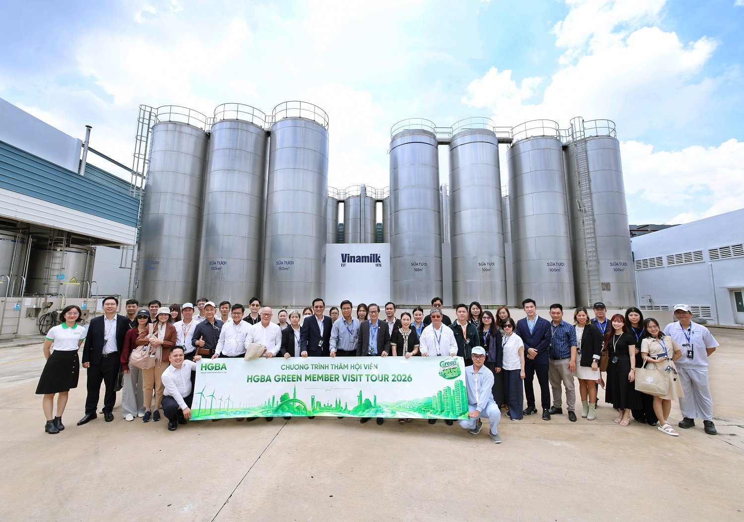 Đo&agrave;n doanh nghiệp HGPA tham quan v&agrave; t&igrave;m hiểu c&aacute;c thực h&agrave;nh ph&aacute;t triển bền vững tại Nh&agrave; m&aacute;y Mega của Vinamilk (Ảnh: Nguyễn Ho&agrave;ng).