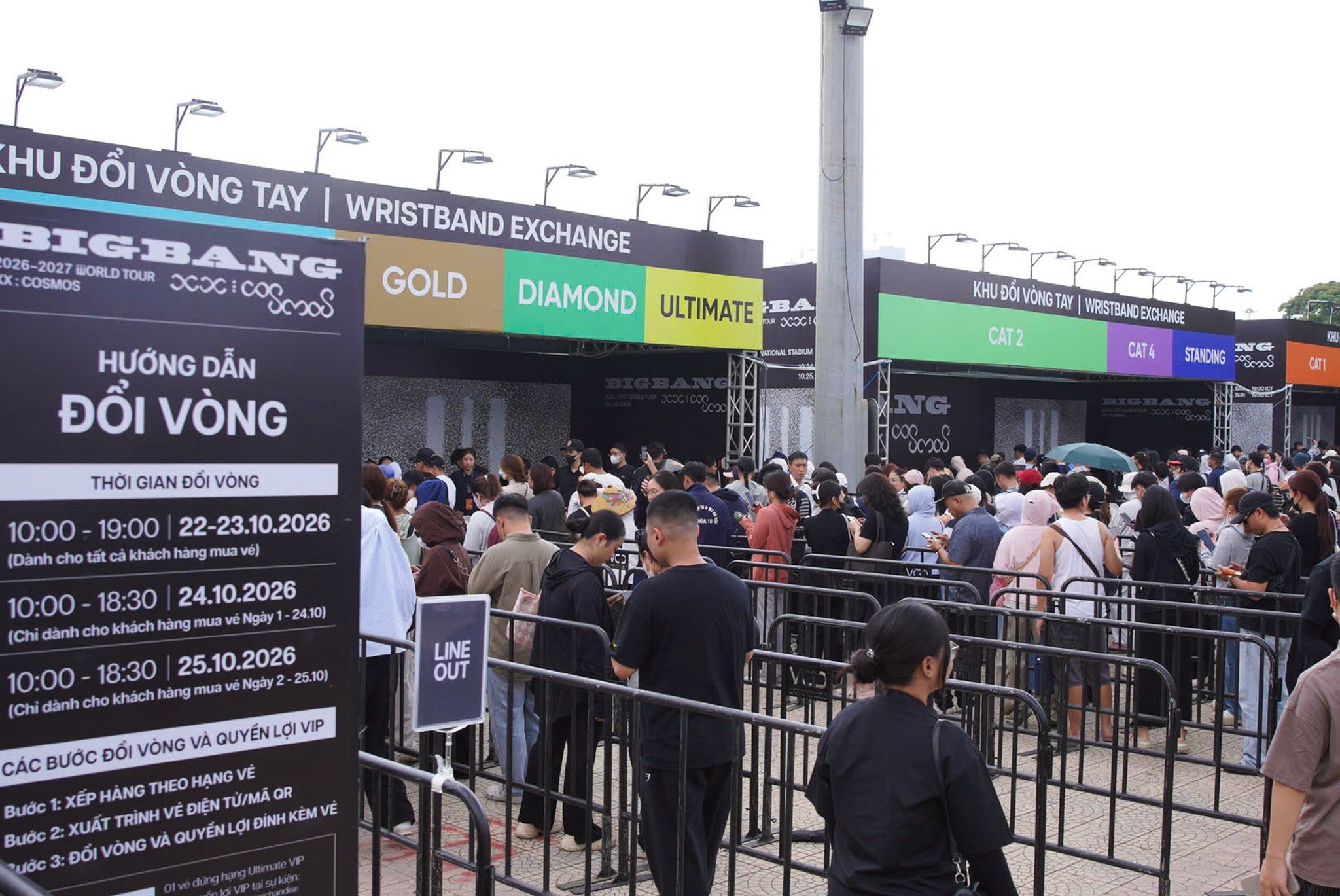 SVĐ Mỹ Đình nóng lên trước giờ G: Fan BIGBANG háo hức đổi vòng tay, đếm ngược hai đêm concert - Hình 2