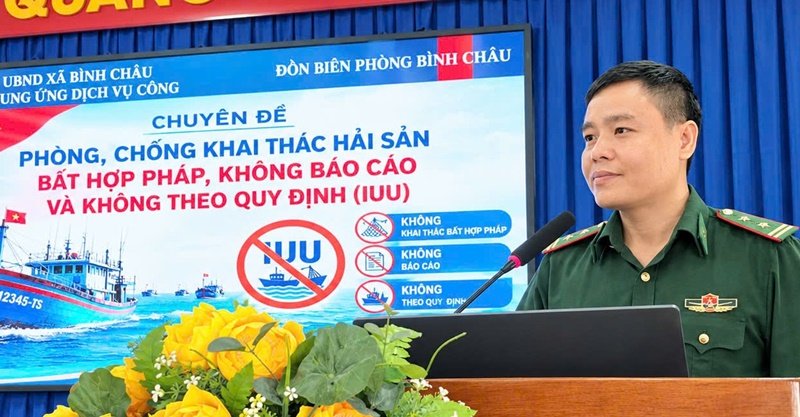 C&aacute;n bộ Đồn Bi&ecirc;n ph&ograve;ng B&igrave;nh Ch&acirc;u tuy&ecirc;n truyền, phổ biến c&aacute;c văn bản quy phạm ph&aacute;p luật về khai th&aacute;c thủy sản v&agrave; chống khai th&aacute;c IUU.