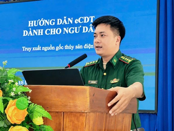 C&aacute;n bộ Đồn Bi&ecirc;n ph&ograve;ng B&igrave;nh Ch&acirc;u hướng dẫn chủ phương tiện, thuyền trưởng quy tr&igrave;nh kiểm so&aacute;t t&agrave;u c&aacute; xuất, nhập bến th&ocirc;ng qua phần mềm eCDT.