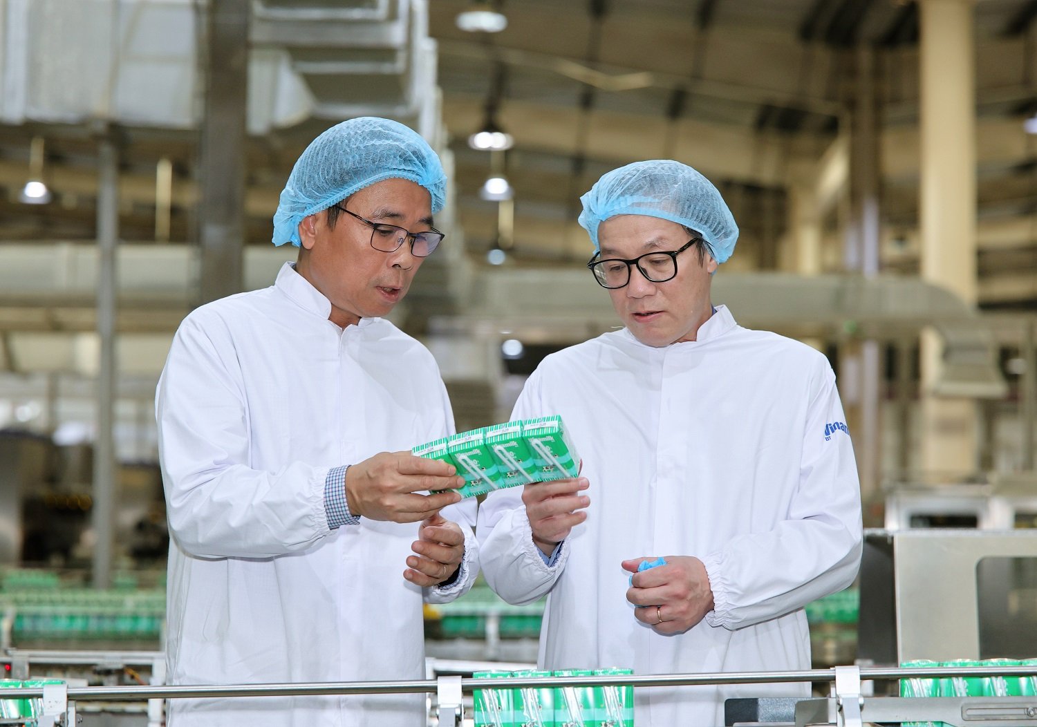 &Ocirc;ng Đinh Hồng Kỳ, Chủ tịch Hiệp hội Doanh nghiệp Xanh TP.HCM (b&ecirc;n phải) trong chuyến thăm quan Nh&agrave; m&aacute;y Mega của Vinamilk (Ảnh: Nguyễn Ho&agrave;ng).
