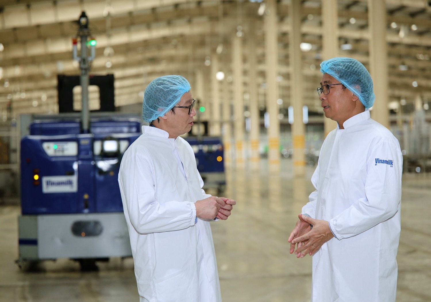 &Ocirc;ng Đinh Hồng Kỳ, Chủ tịch Hiệp hội Doanh nghiệp Xanh TP.HCM (b&ecirc;n tr&aacute;i) trong chuyến thăm quan Nh&agrave; m&aacute;y Mega của Vinamilk (Ảnh: Nguyễn Ho&agrave;ng).