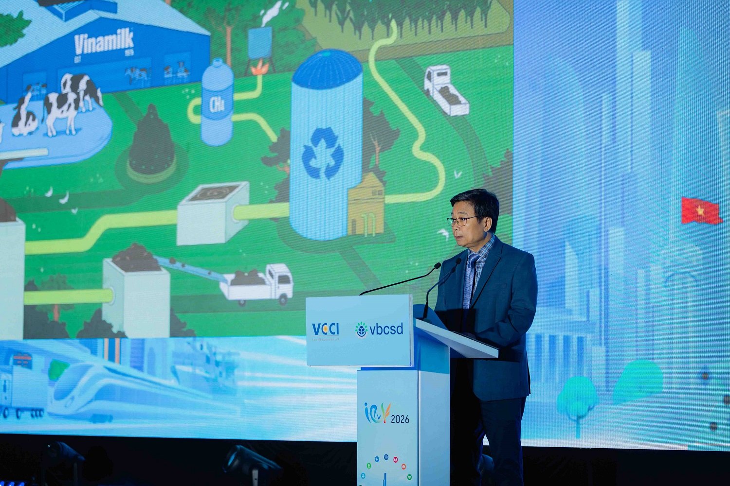 &Ocirc;ng L&ecirc; Ho&agrave;ng Minh, Gi&aacute;m đốc Điều h&agrave;nh Sản xuất ki&ecirc;m Trưởng dự &aacute;n Net Zero Vinamilk tr&igrave;nh b&agrave;y tham luận &ldquo;Tạo t&aacute;c động vượt ra ngo&agrave;i doanh nghiệp: H&agrave;nh tr&igrave;nh lan tỏa ph&aacute;t triển bền vững đến cộng đồng của Vinamilk&rdquo; tại VCSF 2026 (Ảnh: BTC).
