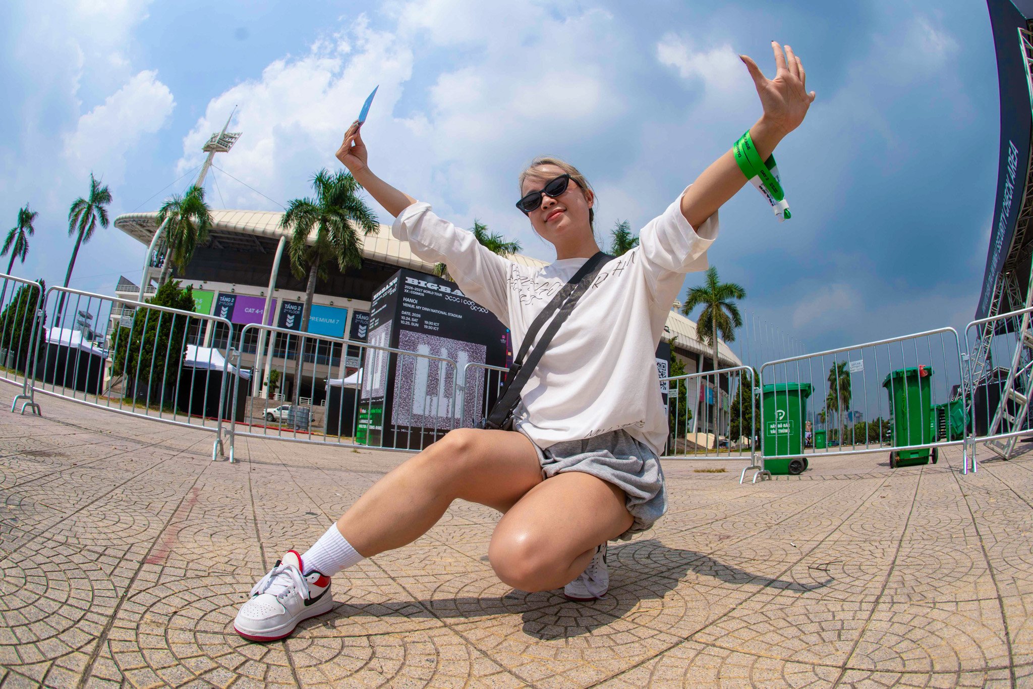 SVĐ Mỹ Đình nóng lên trước giờ G: Fan BIGBANG háo hức đổi vòng tay, đếm ngược hai đêm concert - Hình 5