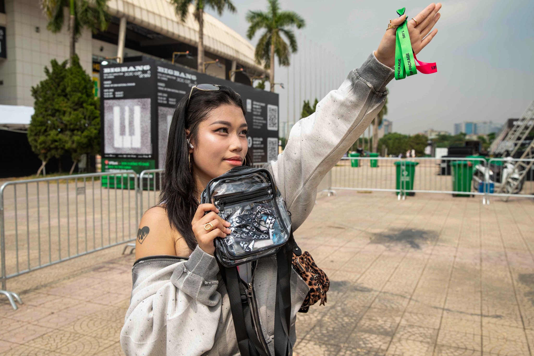 SVĐ Mỹ Đình nóng lên trước giờ G: Fan BIGBANG háo hức đổi vòng tay, đếm ngược hai đêm concert - Hình 6