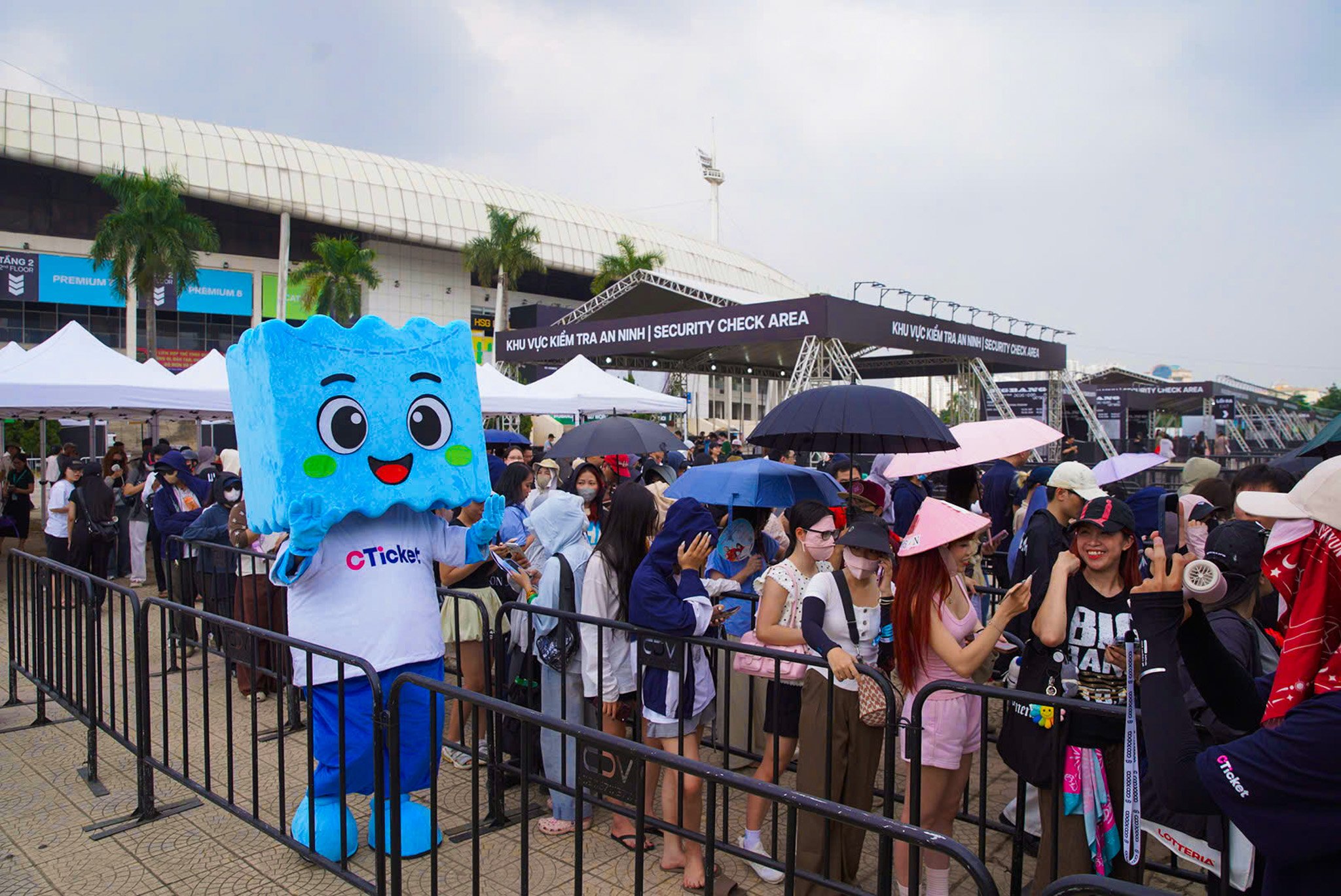 SVĐ Mỹ Đình nóng lên trước giờ G: Fan BIGBANG háo hức đổi vòng tay, đếm ngược hai đêm concert - Hình 7