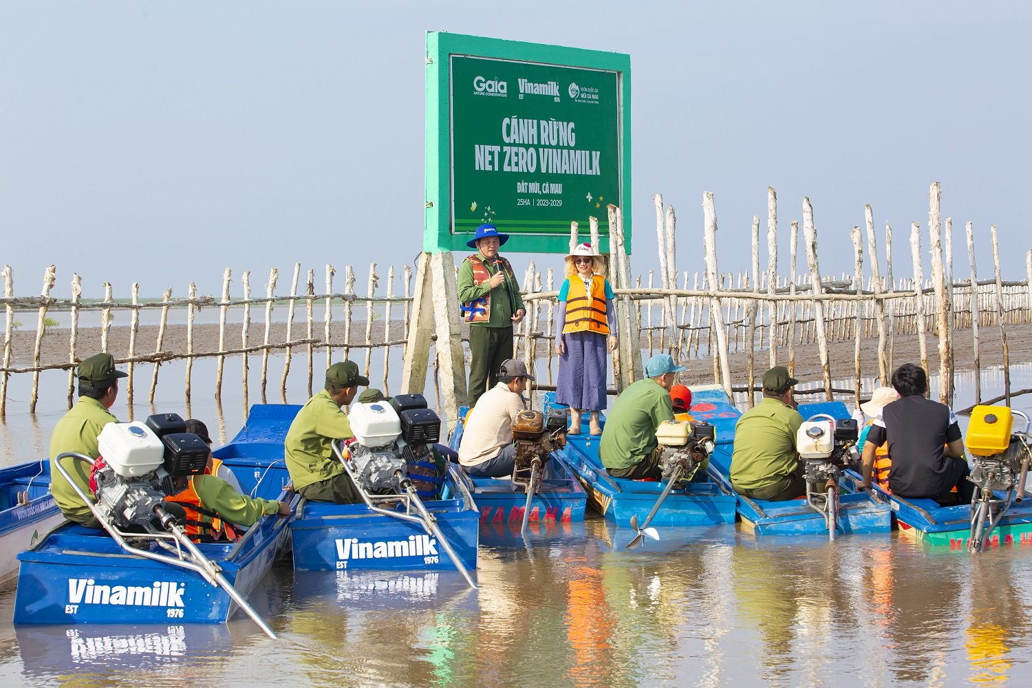 Vinamilk tham gia tuy&ecirc;n truyền n&acirc;ng cao nhận thức bảo vệ rừng cho người d&acirc;n xung quanh C&aacute;nh rừng Net Zero Vinamilk tại C&agrave; Mau (Ảnh: Minh Anh).