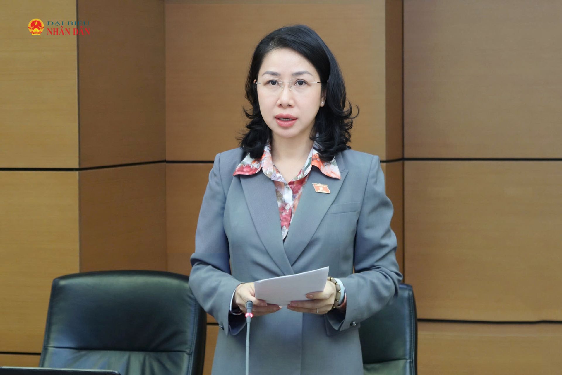 ĐBQH Phan Thị Th&ugrave;y Linh (Thanh H&oacute;a) ph&aacute;t biểu thảo luận. Ảnh: An Nhi&ecirc;n