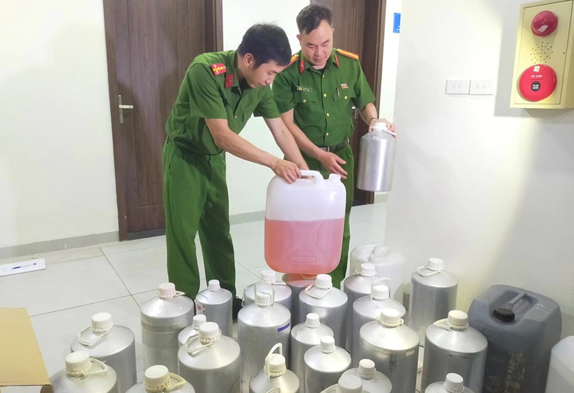 Số lượng lớn hương liệu, nước hoa giả được c&aacute;c đối tượng d&ugrave;ng để sản xuất, sang chiết nước hoa thương hiệu giả. Ảnh C&ocirc;ng an Thanh H&oacute;a