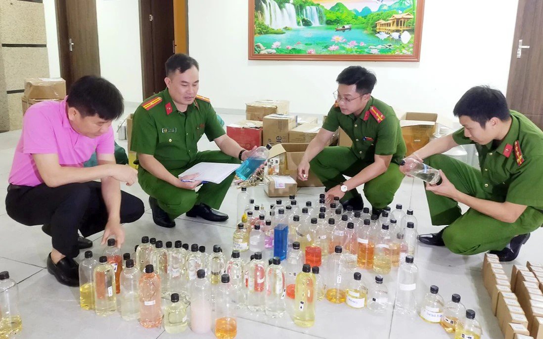 Hương liệu c&aacute;c loại nước hoa c&aacute;c đối tượng sử dụng để sản xuất nước hoa giả. Ảnh: C&ocirc;ng an Thanh H&oacute;a