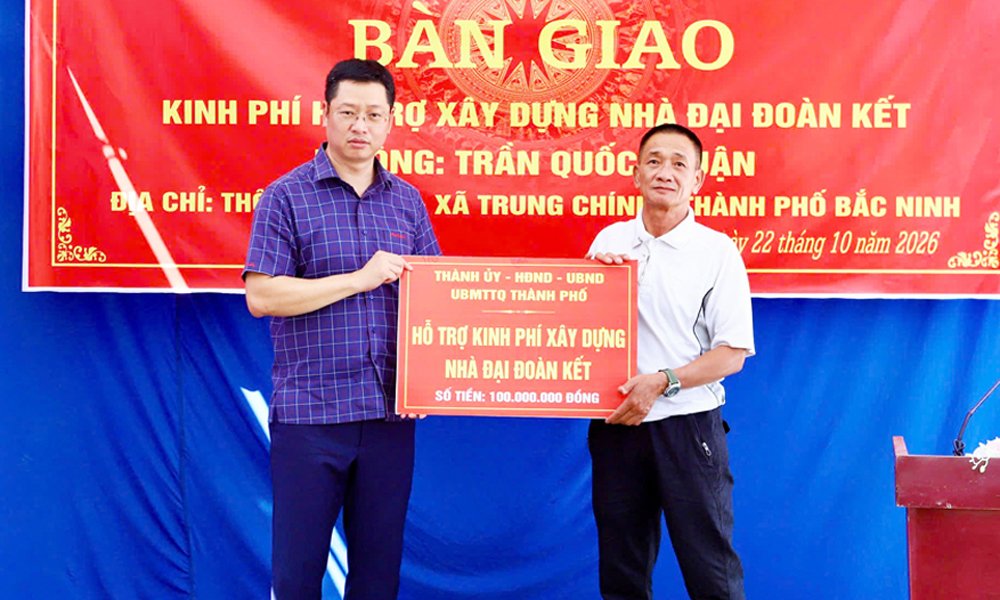 Đồng ch&iacute; Trần Huy Phương trao kinh ph&iacute; hỗ trợ x&acirc;y nh&agrave; Đại đo&agrave;n kết cho gia đ&igrave;nh &ocirc;ng Trần Quốc Thuận.