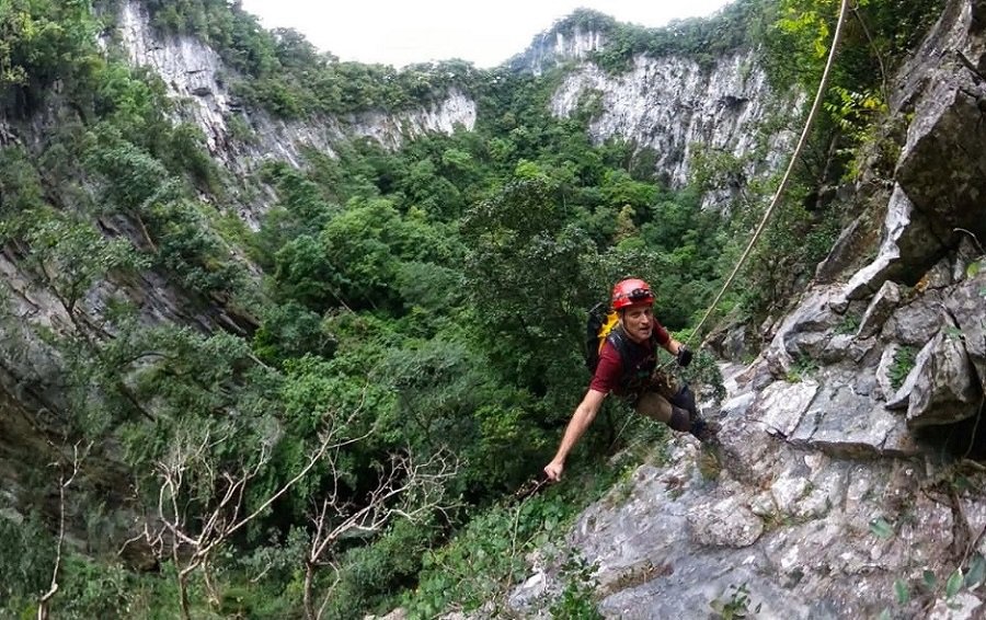 Th&agrave;nh vi&ecirc;n đo&agrave;n th&aacute;m hiểm sử dụng thiết bị leo d&acirc;y chuy&ecirc;n dụng để tiếp cận, khảo s&aacute;t hố sụt