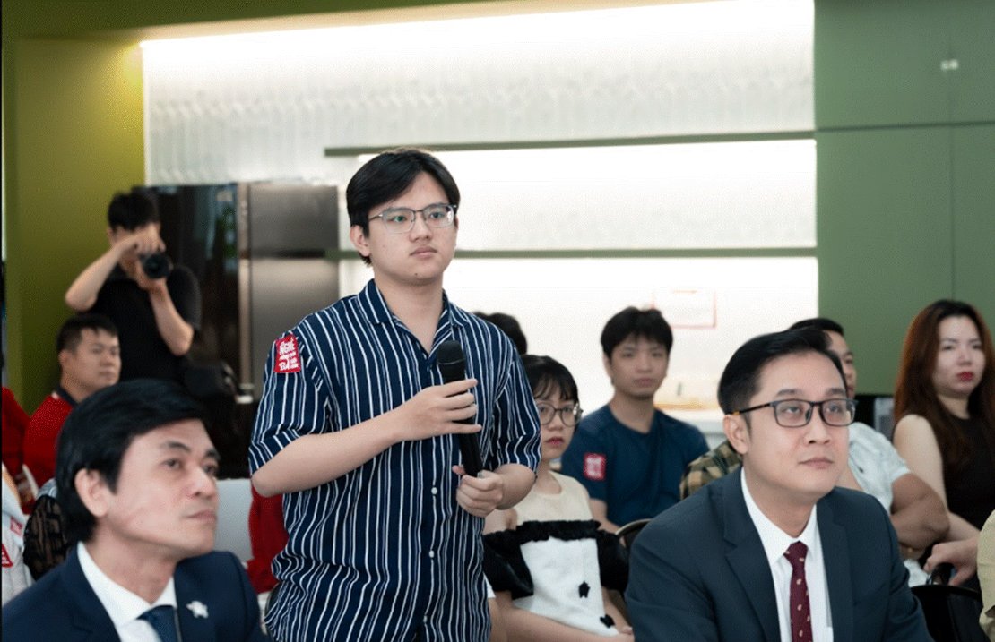Các bạn trẻ giao lưu tại sự kiện tuyển dụng Các bạn trẻ giao lưu tại sự kiện tuyển dụng
